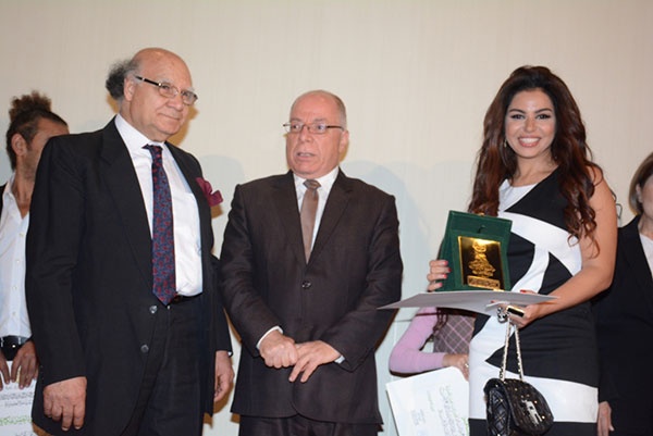 نسرين أمين تتسلم جائزتها