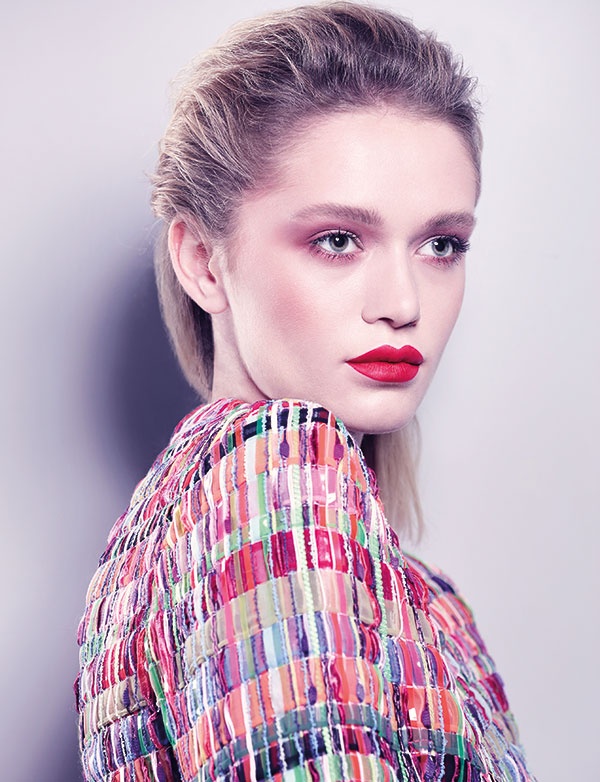 تعلمي كيفية وضع هذا الماكياج الربيعي بالماركات والخطوات