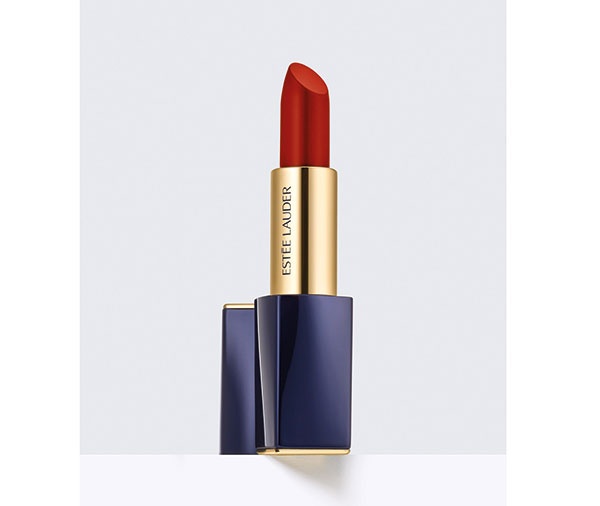 جريء ولافت Estee Lauder Pure Color Envy Matte Sculpting Lipstick in Decisive Poppy
