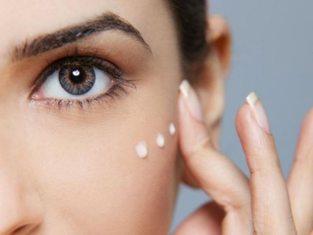 وداعاً للهالات السوداء تحت العينين باستعمال هذا القناع الطبيعي!!