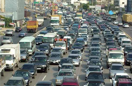 صفع سعودية زوجها يوقف السير