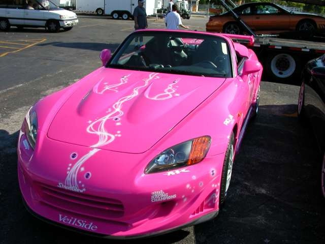 بالصورة - مغنية لبنانية تحوّل سيارتها الى حمام سباحة!