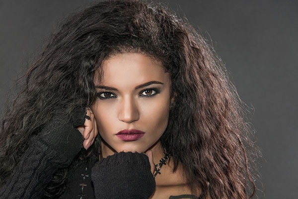 10 خطوات لتحافظي على تألق شعرك الأجعد