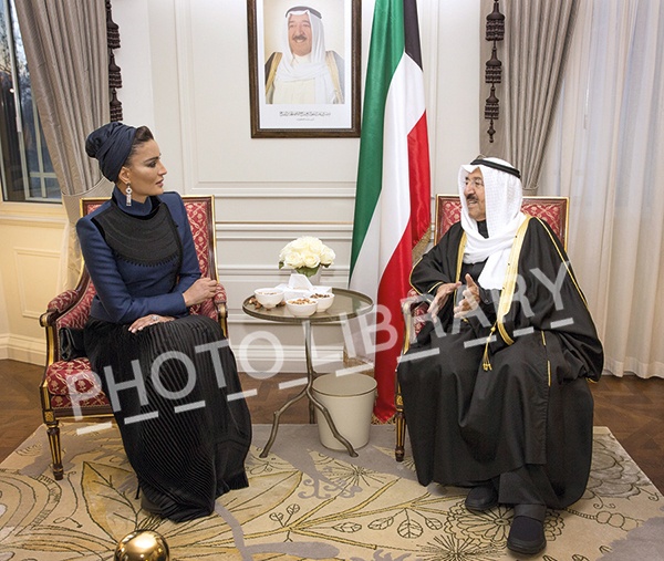 الشيخة موزا وأمير الكويت في لقاء حول مؤتمر المانحين لدعم سوريا