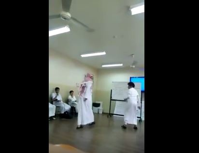 بالفيديو – استاذ يفقد اعصابه ويضرب طالباً في جدة!