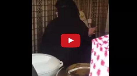 بالفيديو- شاهدوا ماذا فعل وزير شؤون الاجتماعية السعودي مع سيدة طلبت منه 50 ألف ريال