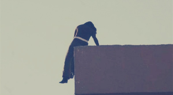 مراهقة تقفز من الطابق التاسع بسبب علبة سجائر.. إليكم القصة