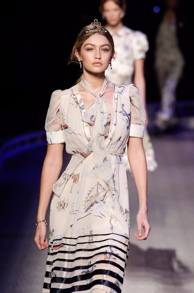 تصاميم Tommy Hilfiger تبحر بنا في عالم الموضة