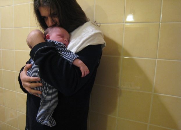 دراسة - تأثير رائحة الطفل حديث الولادة على النساء يشبه تأثير المخدرات!!