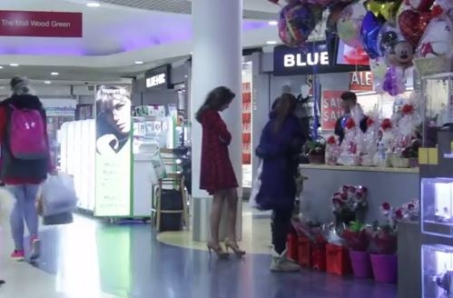 فيديو طريف لشرطي يعتقل فتاة بعد رفضها الزواج منه.. إليكم التفاصيل