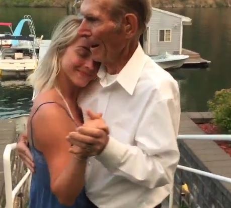 بالفيديو - رقصة صبية مع جدها البالغ 89 تشعل 