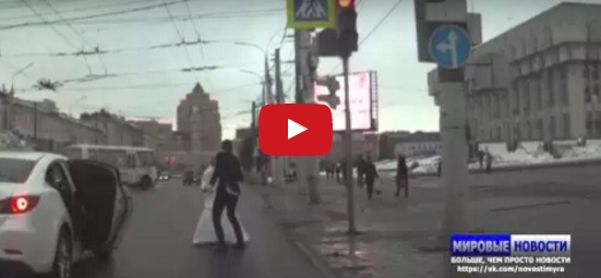 بالفيديو - شجار عنيف بين عروسين وسط الشارع، ضربته فشتمها.. ماذا بعد؟!