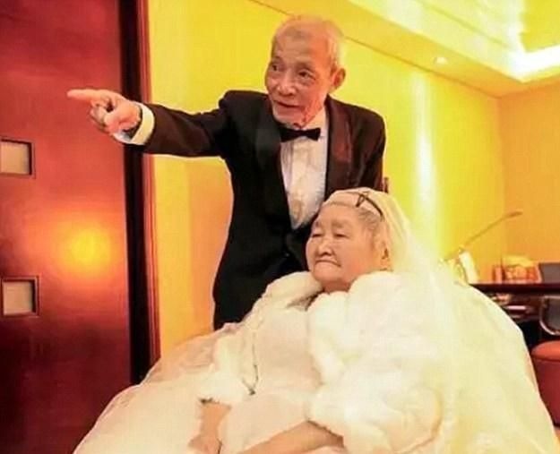 بالصور - ثمانيني يستأجر ناطحة سحاب ليعبر عن حبه لزوجته!