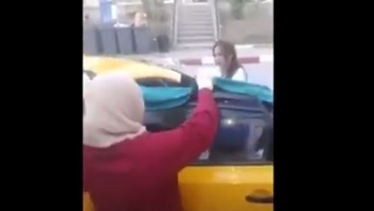 بالفيديو - امرأة تضع طفلها داخل سيارة أجرة.. شاهدوا ماذا حصل؟