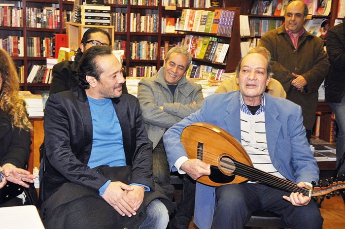 السيناريست ناصر عبدالرحمن يحتفل بتوقيع «الولد سر أبيه»