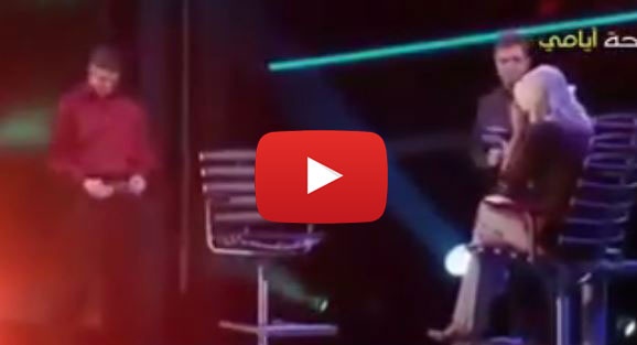 بالفيديو- زوجة تواجه حبيبها السابق بوجود زوجها... وإجابتها جعلتها تتطلّق!