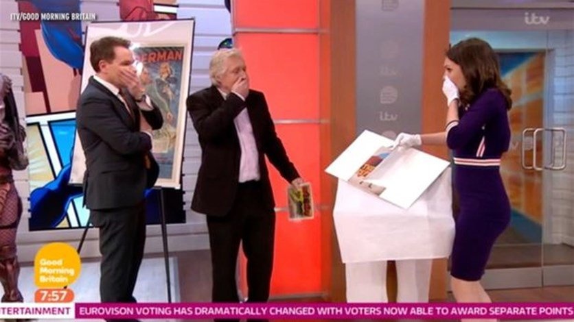 بالفيديو- مذيعة طقس في موقف غريب على الهواء وزميلها ينهار!