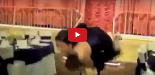 بالفيديو - عريس يفشل في زفافه ويحرج عروسه
