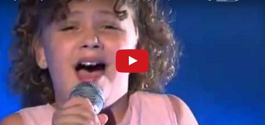بالفيديو - شاهدوا الطفلة حفيدة بافاروتي تغني... سيدهشكم شبه الصوت!