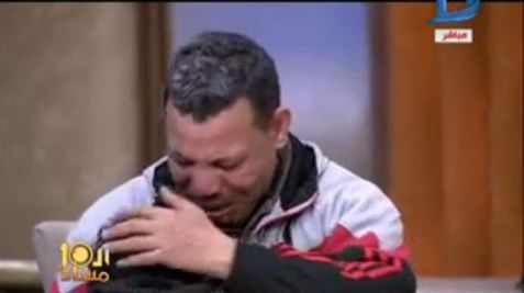 بالفيديو - بكاء والد الطفل المصري المحكوم عليه بالمؤبد.. ماذا طلب على الهواء؟
