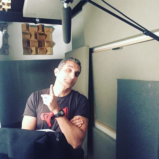 بالصور - باسم يوسف بالملابس العسكرية ومعه سلاح.. ماذا يحضر؟