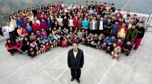 بالفيديو – تعرفوا على صاحب أكبر عائلة في العالم.. متزوج من 39 امرأة!