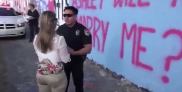 بالفيديو - شاهد ماذا حدث لضابط تقدم لخطبة صديقته في الشارع!