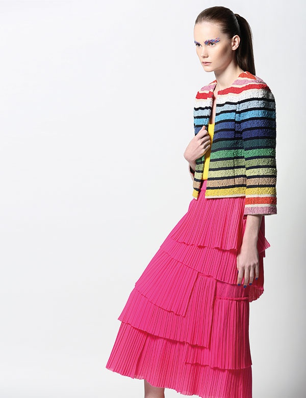 تنورة فضفاضة وتوب من الحرير الأصفر وسترة متعددة الألوان من Sonia Rykiel.
