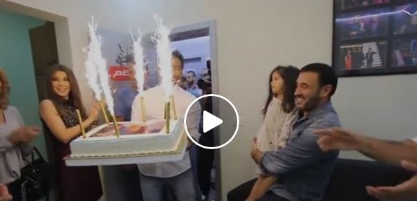 فيديو من كواليس the voice kids - تامر حسني ونانسي عجرم يحتفلان بعيد ميلاد كاظم الساهر... شاهدوا جمال حفيدته