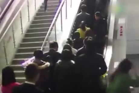 بالفيديو - سلم كهربائي يغير اتجاهه فجأة.. شاهدوا ماذا حدث!!