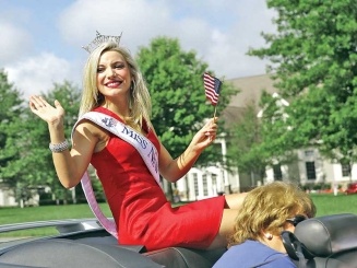 بالصور - وفاة ملكة جمال أميركية بحادث مروع!