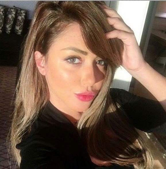 سارة سلامة تستفز الجمهور ببنطلون جلد ضيق!