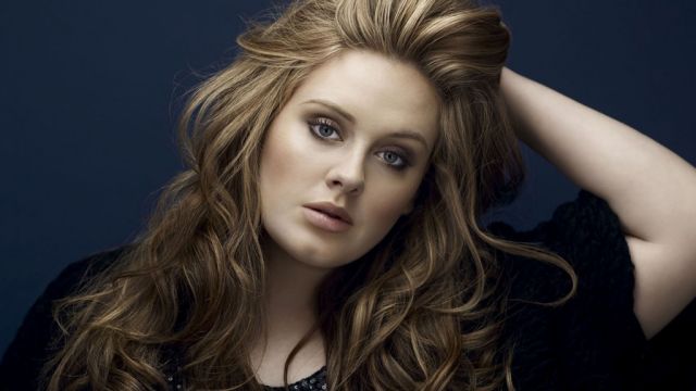 بالصور – أديل تخطف الأنظار بفستان أحمر جريء.. هل يليق بها؟