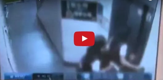 بالفيديو - شاهدوا قدم فتاة تعلق بالمصعد فيسحبها معه!