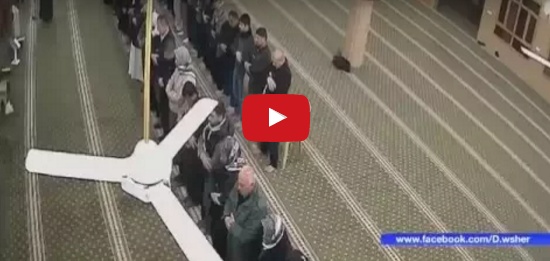 بالفيديو - شاهدوا رجلاً يموت خلال الصلاة