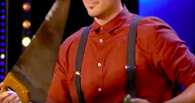 عزف على منشار الخشب .. فأذهل الجمهور ولجنة التحكيم