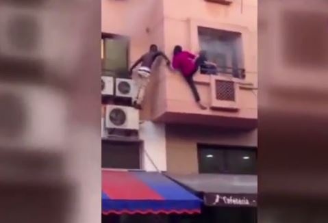 بالفيديو – فتيات يقفزن من الطابق الثاني هرباً من حريق.. شاهدوا ماذا حصل!