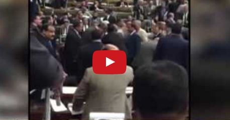 بالفيديو- نائب برلماني مصري يضرب زميله بالحذاء ما السبب؟
