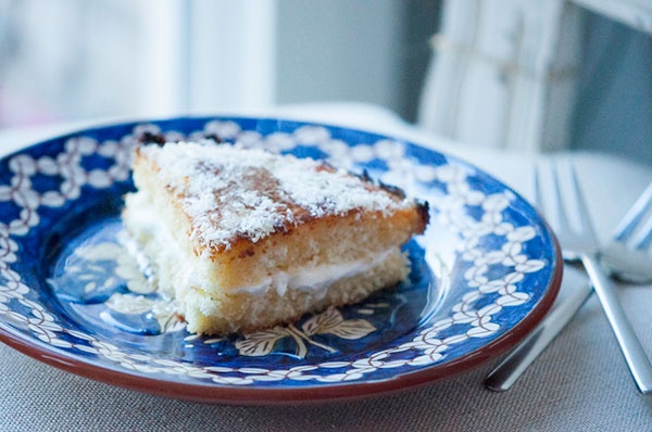 الأكل فنّ مع مها: هريسة جوز الهند المحشوة بالكريما الحامضة