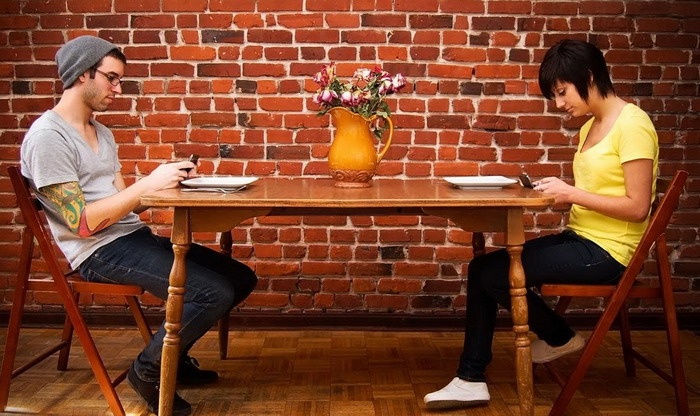 لماذا تتجاهل المحيطين بك عند استخدام هاتفك الذكي؟