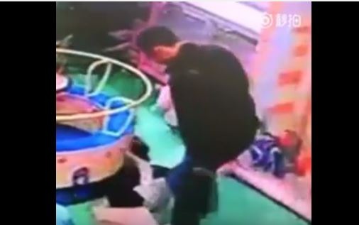 فيديو صادم - أب يركل طفلاً لاصطدامه بابنته!!
