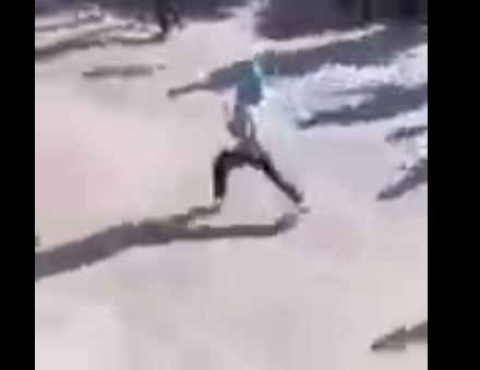 بالفيديو - لحظة هجوم مسلح على مدرسة.. شاهدوا ماذا حصل!