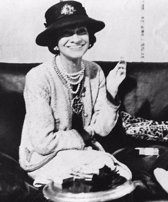 بين سومور وباريس نُسجت حكاية كوكو شانيل