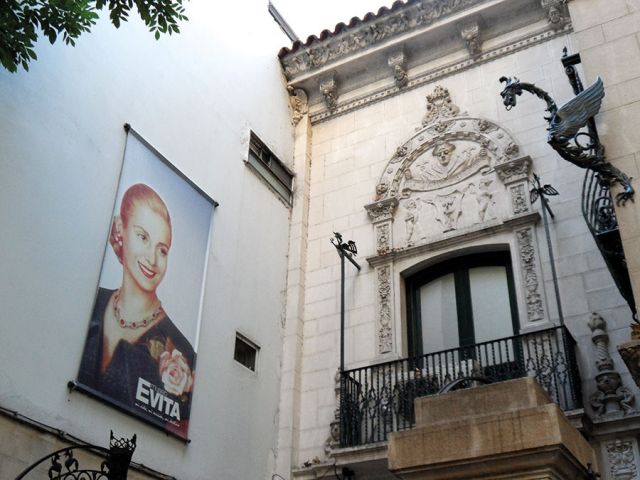 بين جونين وبوينس آيرس وُلدت إيفا بيرون المناضلة