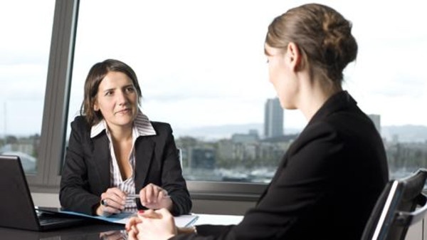 6 حركات جسدية للحصول على الوظيفة.. تعرفوا عليها