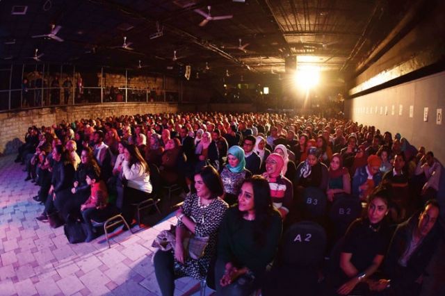 محمد محسن يغني بحضور خطيبته هبة مجدي