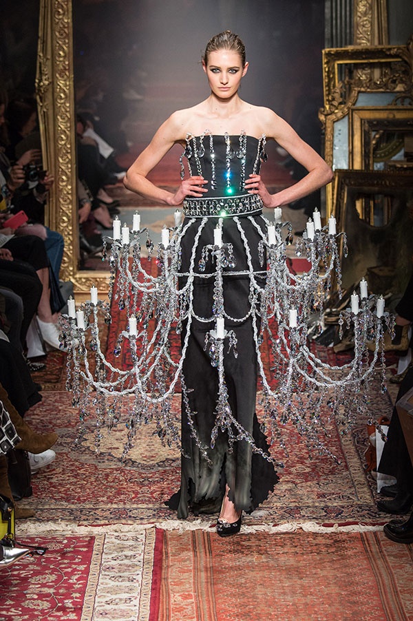 الثريا إكسسوار خطف الأنظار من منصة Moschino