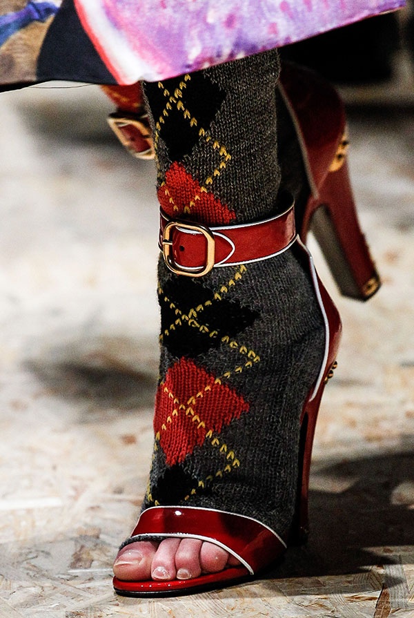 الصندل مع الجوارب من Prada