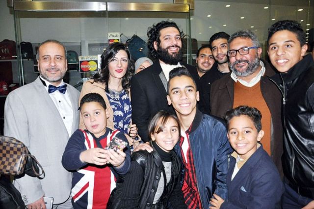 ياسر أنور وأبطال الفيلم مع حسن الرداد