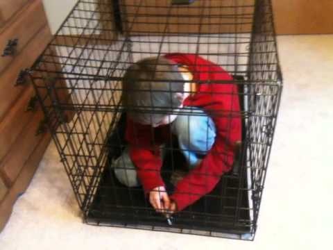 أم تتجرد من المشاعر وتحبس طفلها في الغرفة.. إليكم التفاصيل